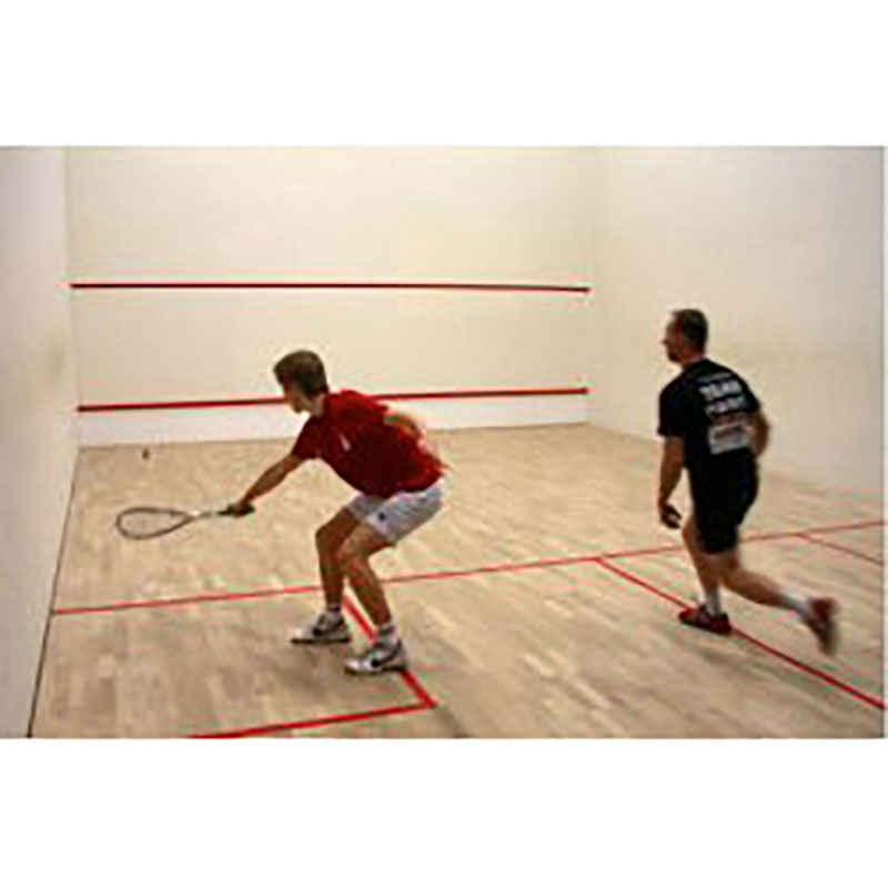 Twee squashspelers tijdens een rally op een squashbaan